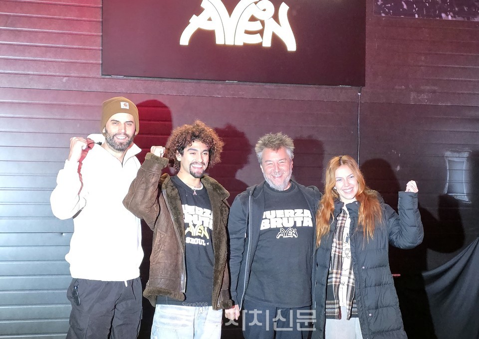 디에고 마요라 무대감독, 배우 페리페 피궤로아, 파비오 다퀼라 총괄 연출, 배우 카밀라 다란토