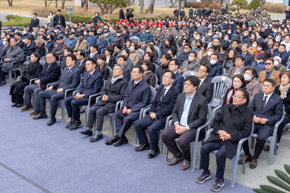 기념식 행사에 참석한 강남구의회 의원들(첫 번째 줄 좌측에서 3번째 이호귀 의장, 우측에서 1번째 복진경 부의장, 두 번째 줄 좌측에서 1번째 이동호 운영위원장, 2번째 강을석 행정안전위원장, 3번째 이도희 경제도시위원장)