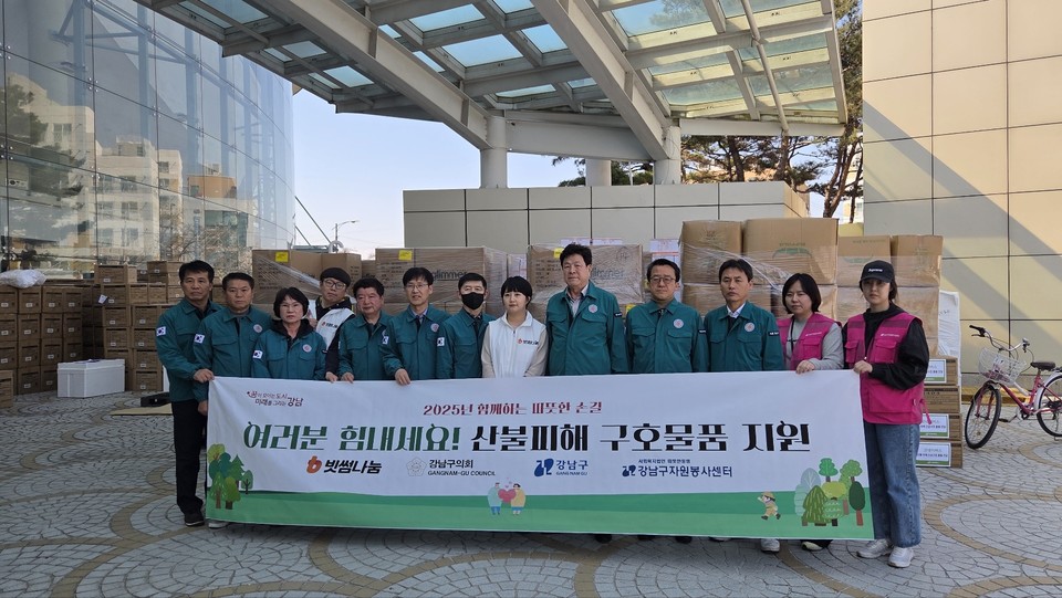 이호귀 의장과 결산검사 위원들이 기념촬영을 하고 있다.(우측에서 5번째 이호귀 의장, 4번째 김영권 의원, 6번째 손민기 의원)