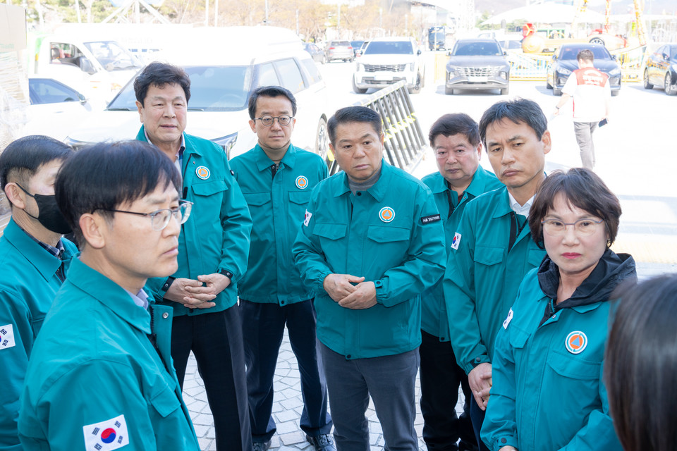지난 4월 1일 경북 안동체육관에서 산불 피해 현황을 청취 중인 강남구의회 의원들