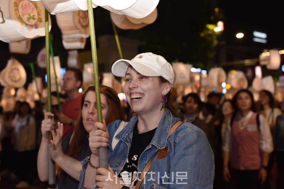 외국인 연등행렬.  사진제공=봉은사