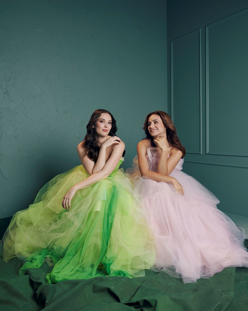 (좌) 엘파바 역의 셰리든 아담스 (우) 글린다 역의 코트니 몬스마