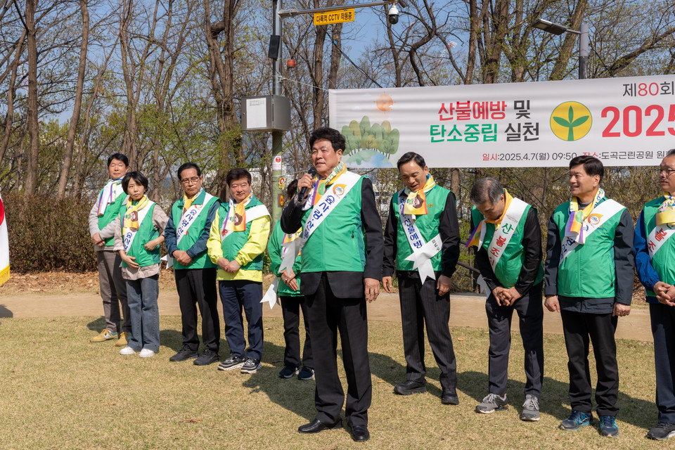 7일 오전 매봉산 도곡근린공원에서 실시된 ‘강남구 새마을회 식목일 나무심기’ 행사에서 이호귀 의장이 축사를 하고 있다.