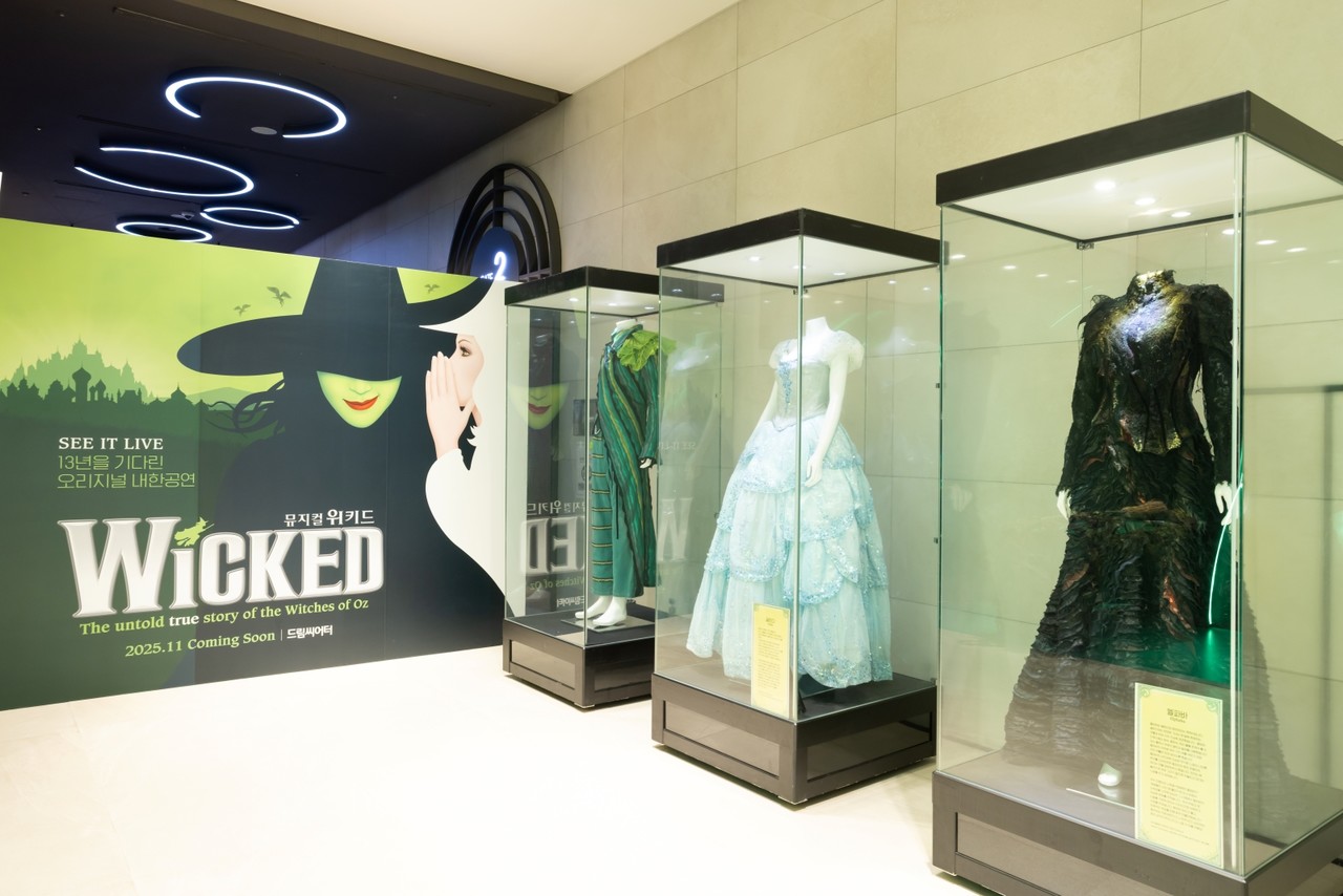 실제 공연에서 사용되는 의 무대 의상을 눈앞에서 볼 수 있는 의상 전시존