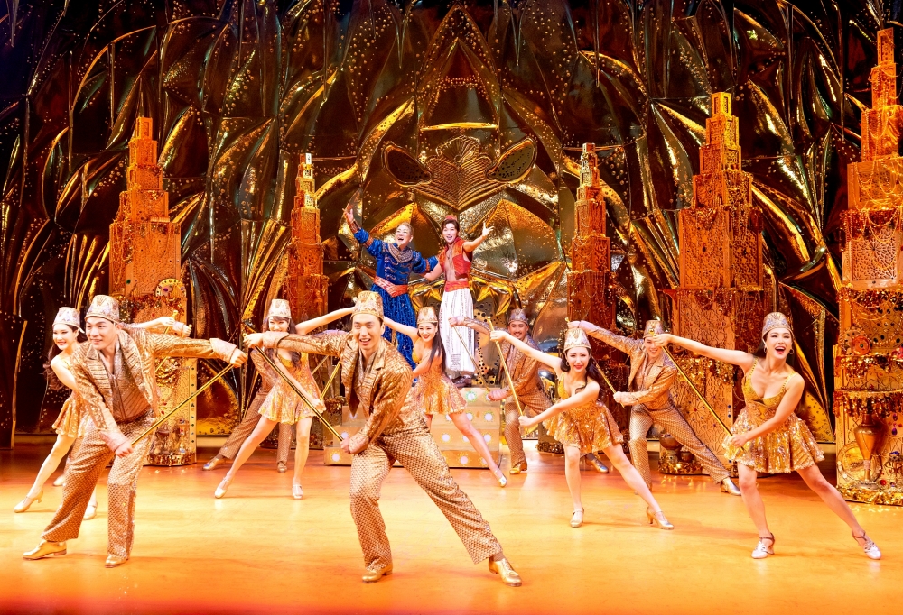 뮤지컬 '알라딘' 한국 초연의 ‘나 같은 친구 Friend Like Me’ 중 한 장면. 정원영(지니), 박강현(알라딘) 및 앙상블