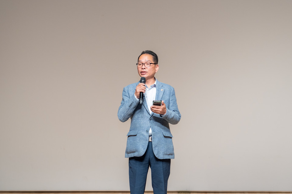 16일 오전 강남구민회관 2층에서 열린 ‘찾아가는 부모교육’에서 복진경 부의장이 축사를 하고 있다.