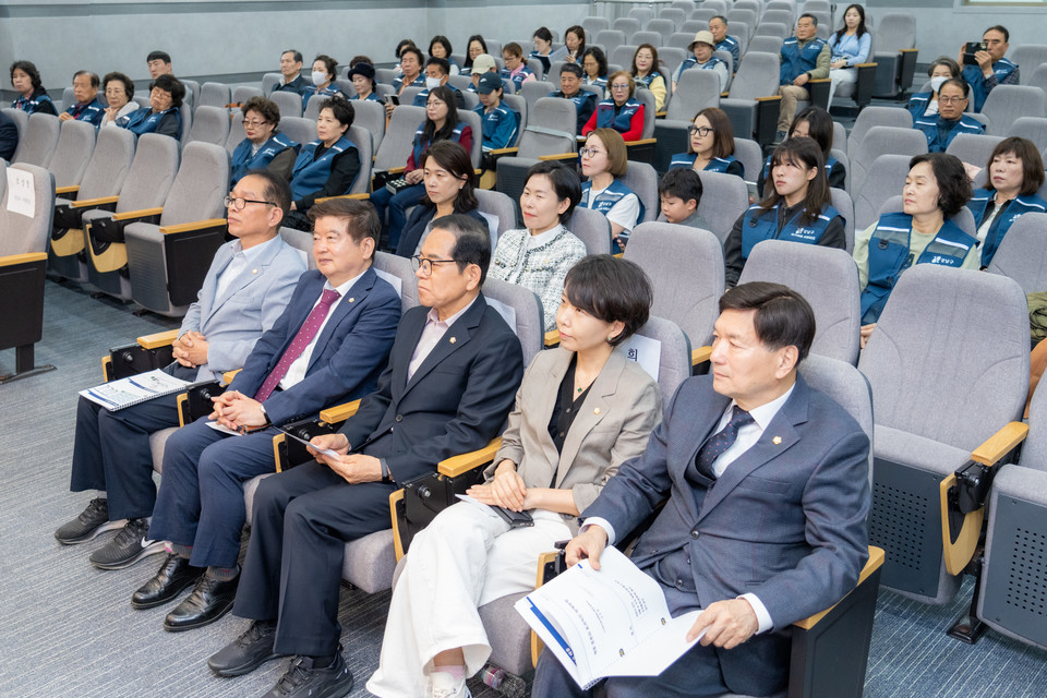 발대식에 참석한 강남구의회 의원들 (첫 번째 줄 좌측에서 1번째 복진경 부의장, 2번째 이동호 운영위원장, 3번째 강을석 행정안전위원장, 4번째 이도희 경제도시위원장)