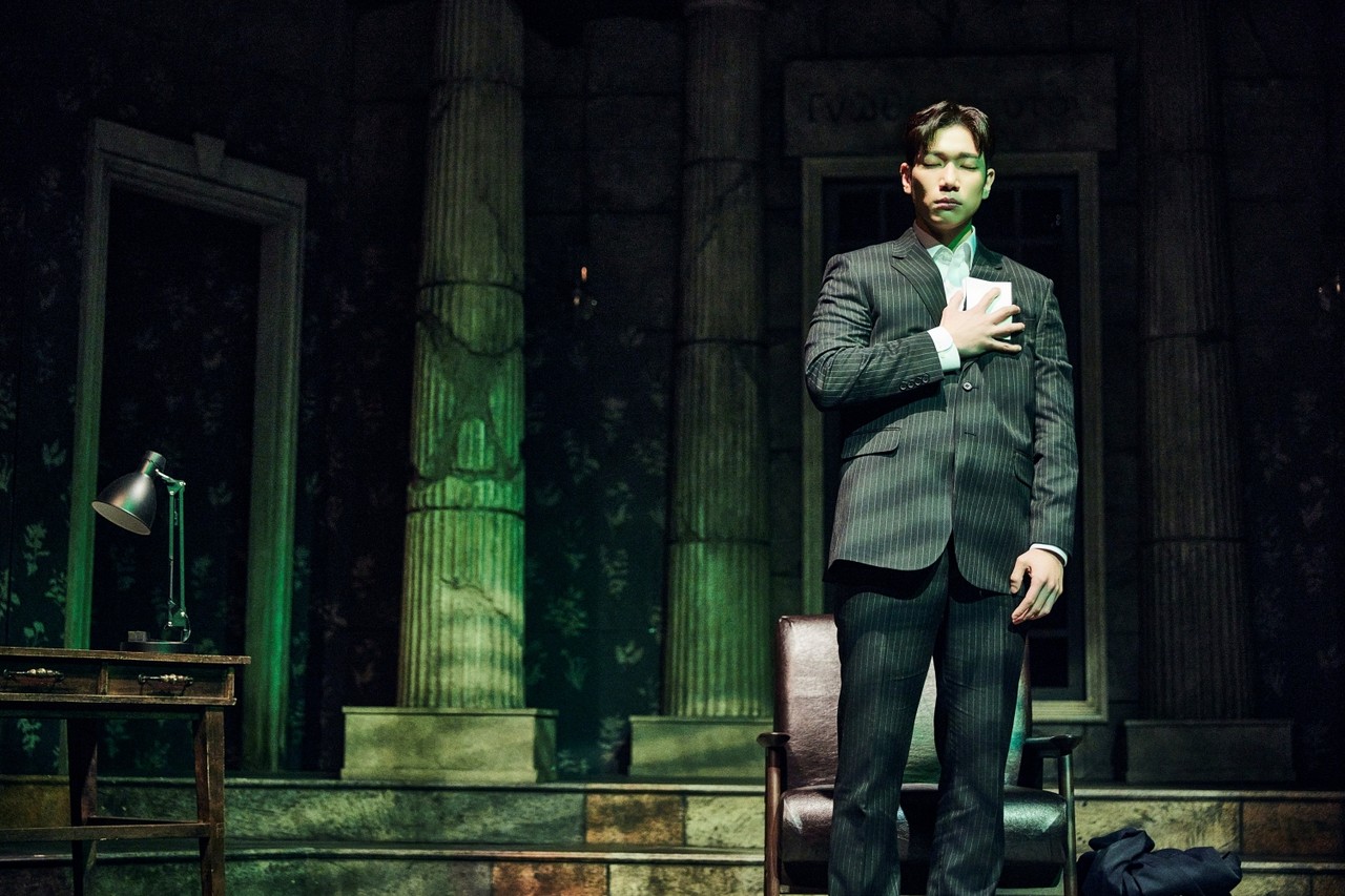 1958년_올리버의 사진을 보는 필립(김경남) ㅣ 제공 연극열전