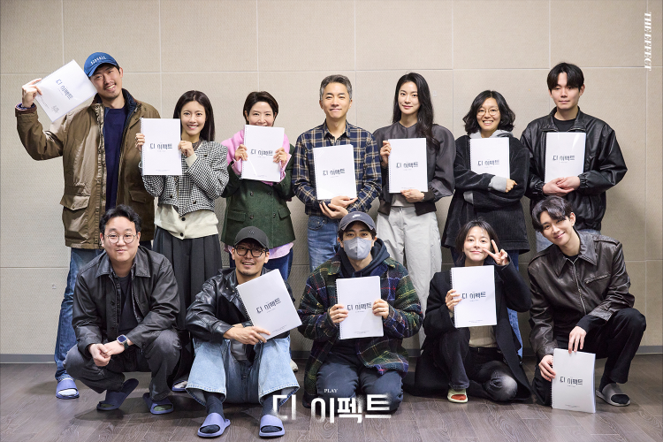 연극 '디 이펙트' 상견례 현장 사진 ②(좌측 상단부터 민진웅, 이윤지, 양소민, 김영민, 옥자연, 이상희, 류경수 배우민새롬 연출, 박훈, 박정복, 김주연, 오승훈 배우 순)