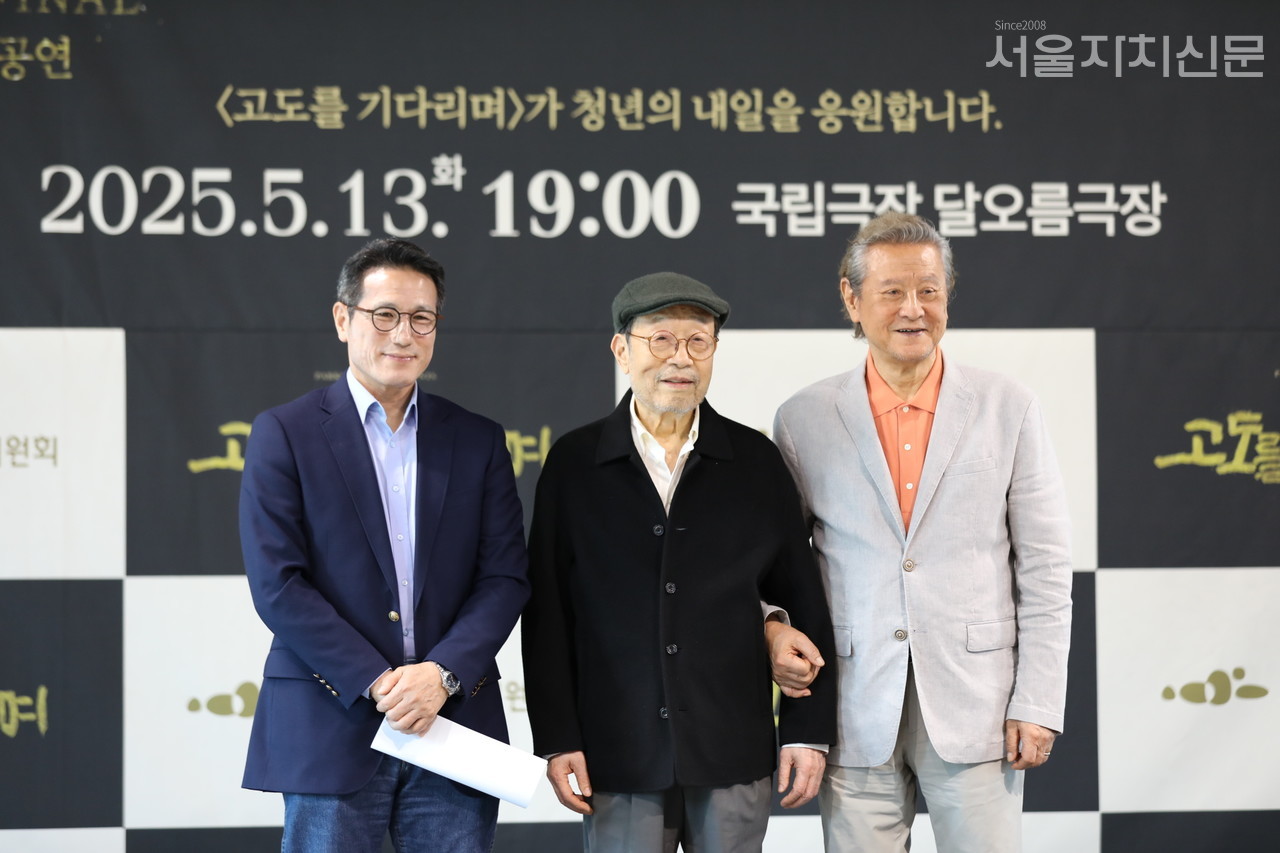 ▲ 포토타임 (왼쪽부터 정벽국 위원장, 배우 신구, 배우 박근형)