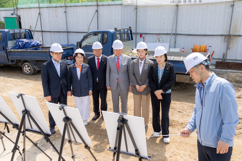 24일 행정안전위원회 위원들이 관계자로부터 양재천 수변활력거점 조성사업 운영 현황을 청취하고 있다.