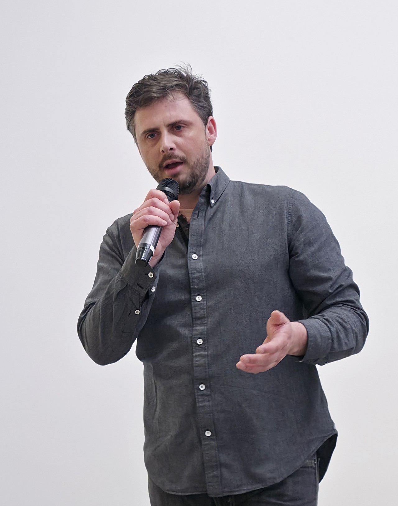 ▶ 화이트큐브 서울 전시장에서 자신의 작품을 설명하고 있는 알렉스 카버 작가