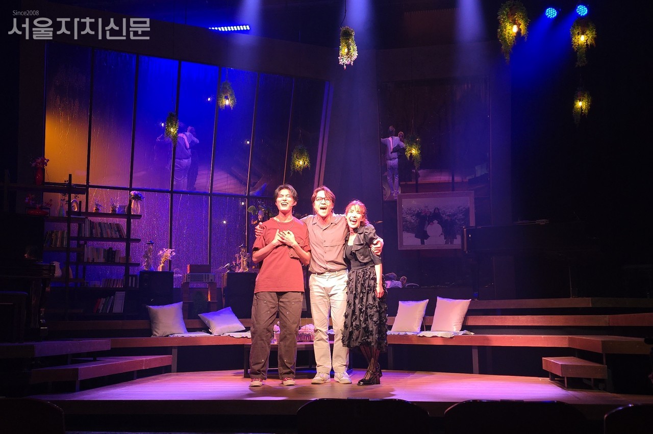 ▲ 프레스콜을 진행 중인 배우들