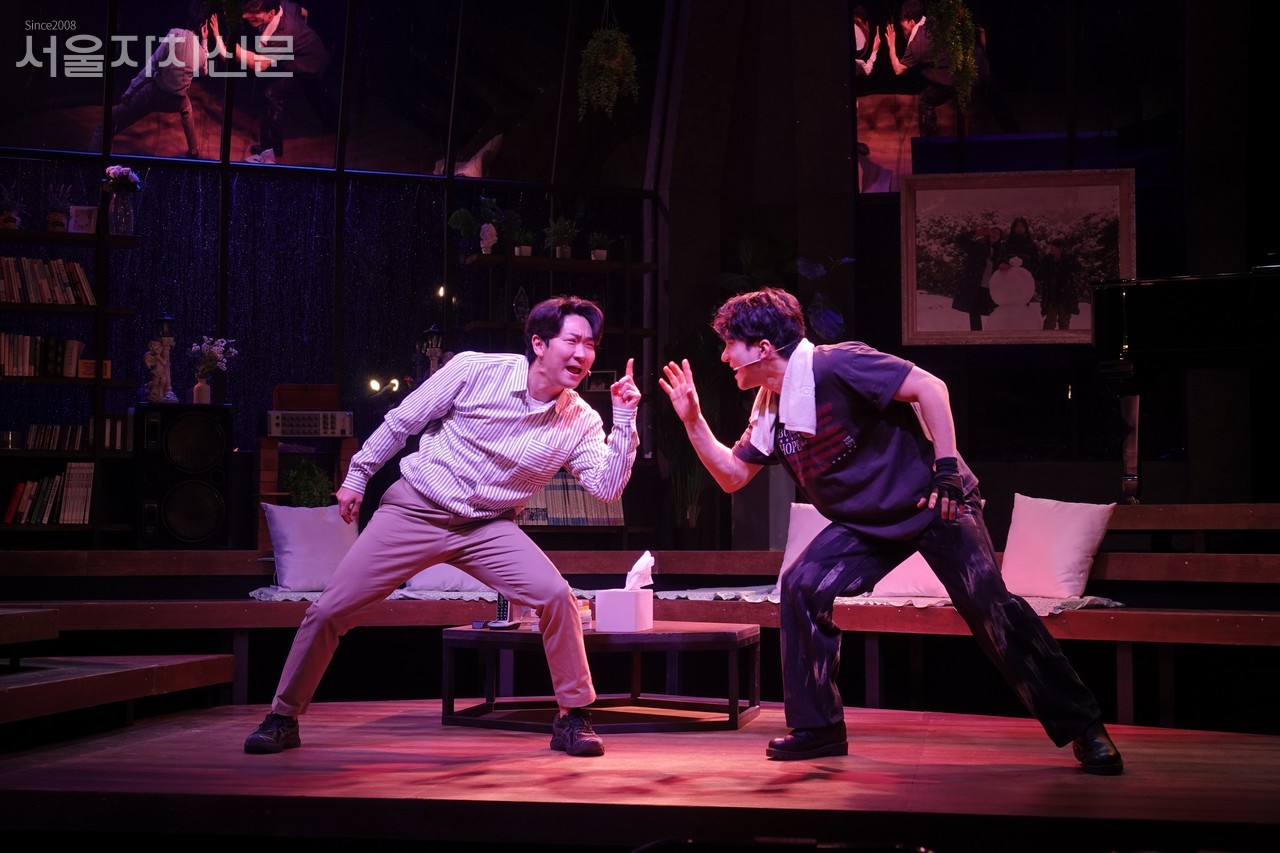 ▲ 프레스콜을 진행 중인 배우들