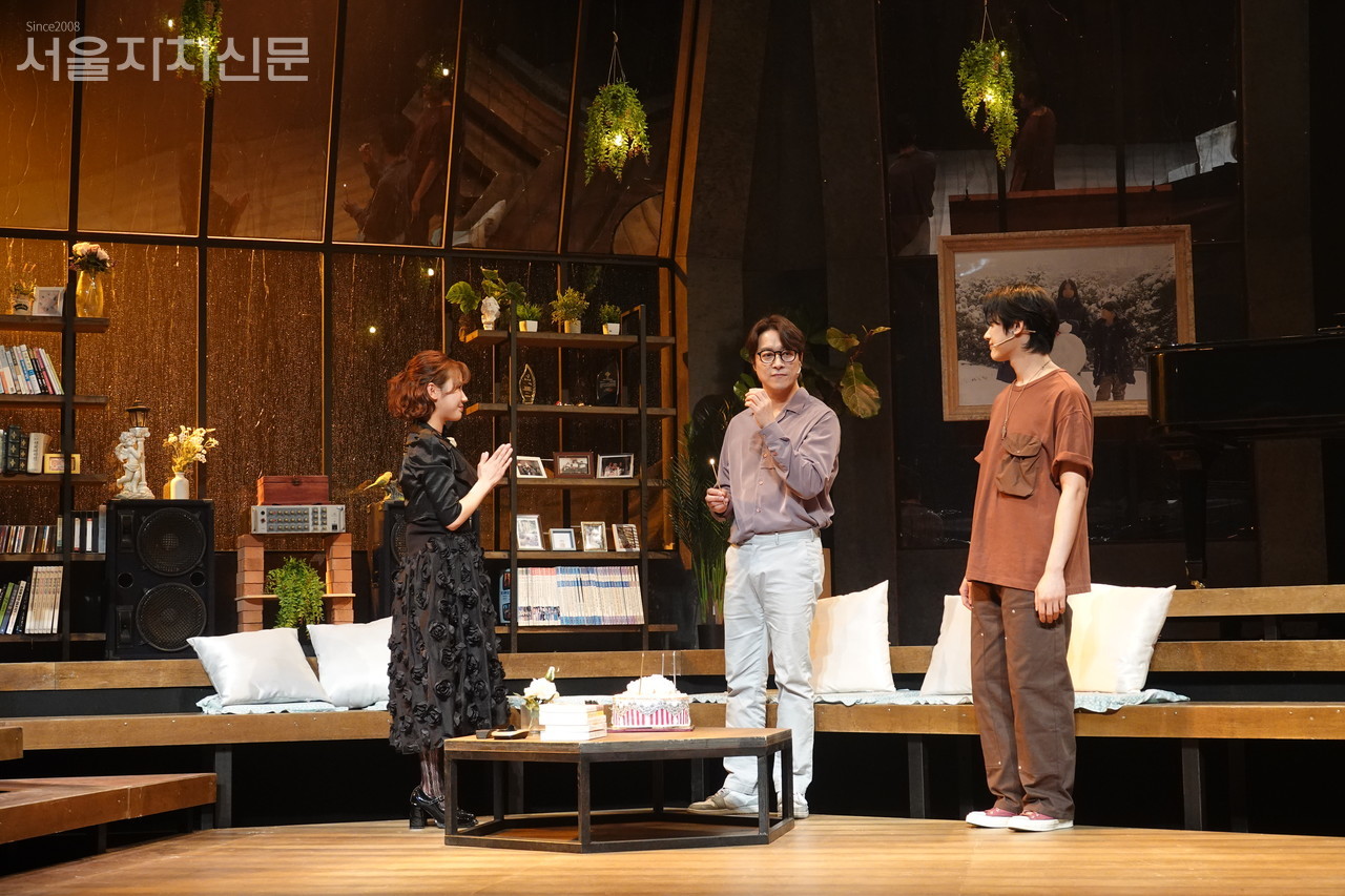 ▲ 프레스콜을 진행 중인 배우들