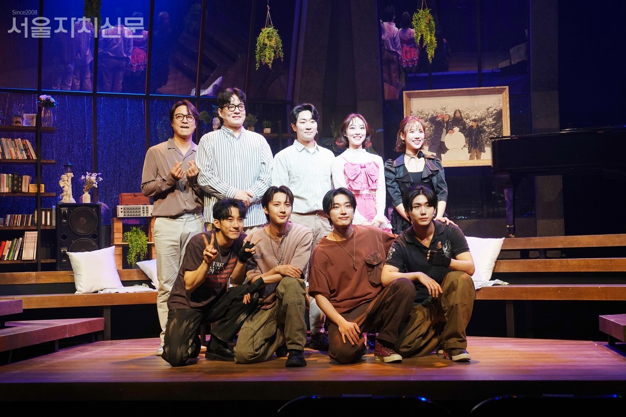 ▲ 단체사진을 진행 중인 배우들