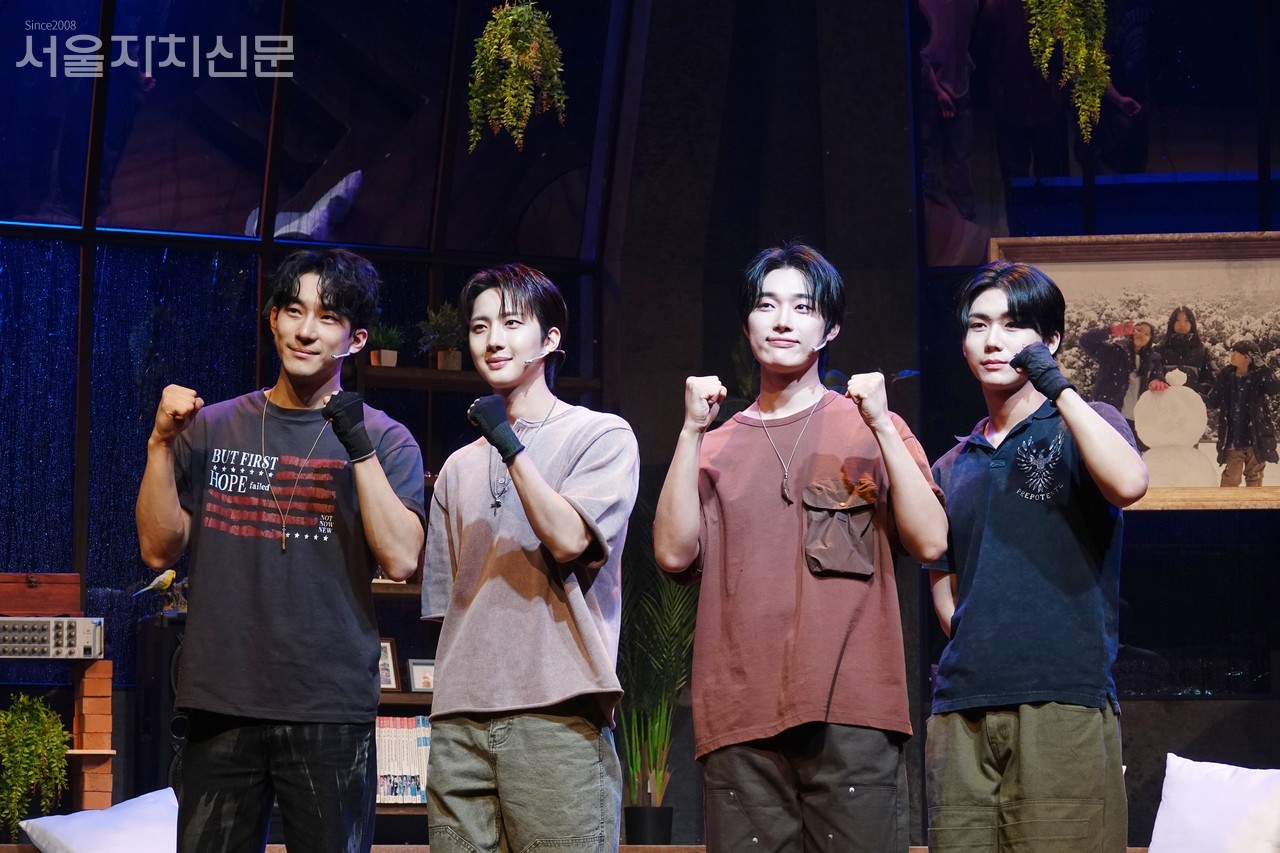 ▲ 단체사진을 진행 중인 배우들