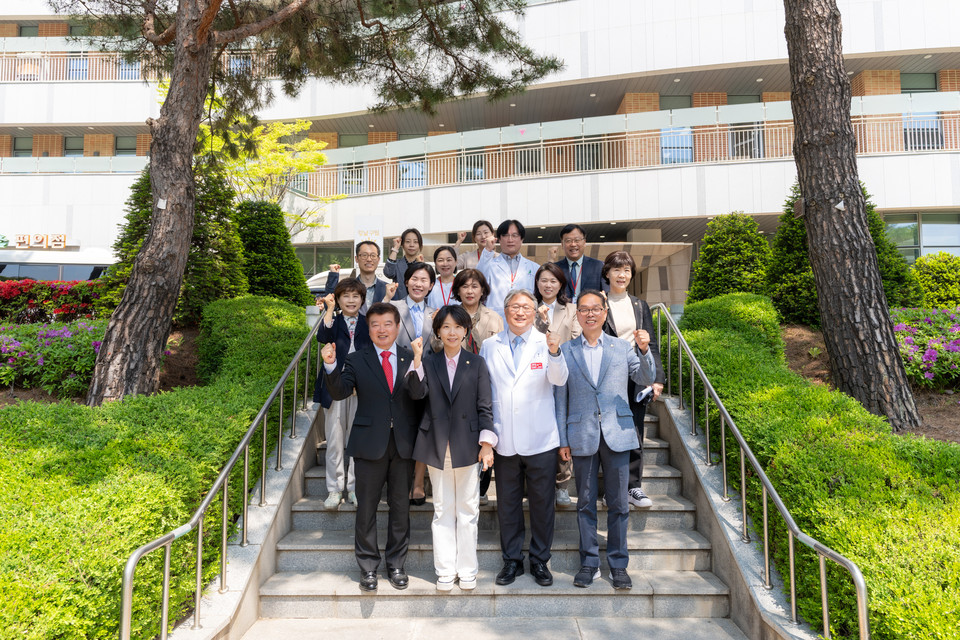 지난 28일 강남구립 행복요양병원을 현장방문한 강남구의회 경제도시위원회 위원들(첫 번째 줄 좌측에서 2번째 이도희 운영위원장, 두 번째 줄 우측에서 1번째 김광심 부위원장)
