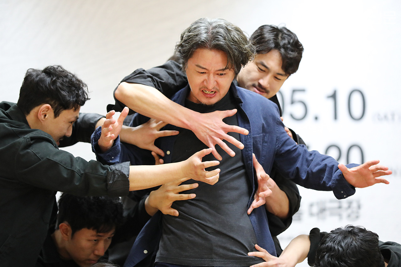 ▲ 장면을 시연 중인 배우 김준원과 코러스