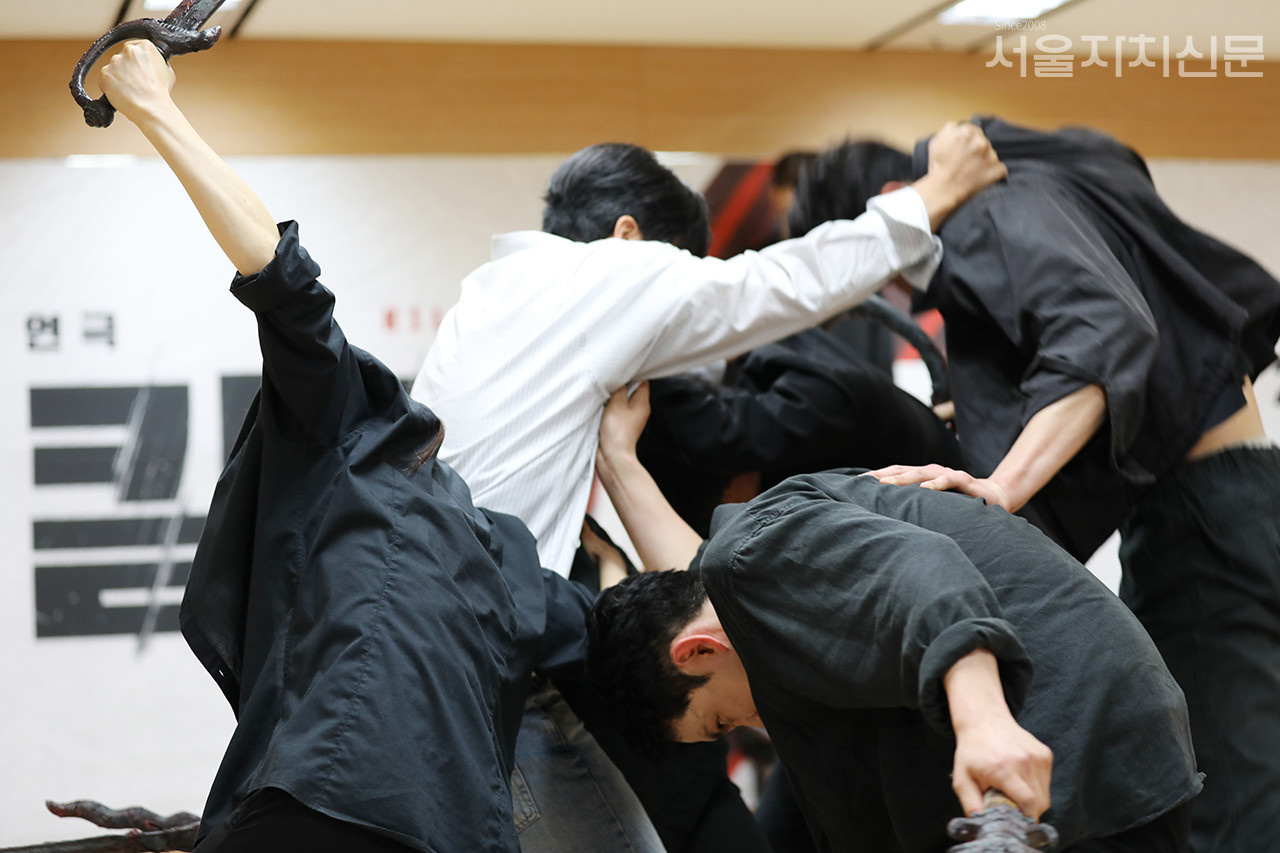 ▲ 장면을 시연 중인 배우 손호준과 코러스