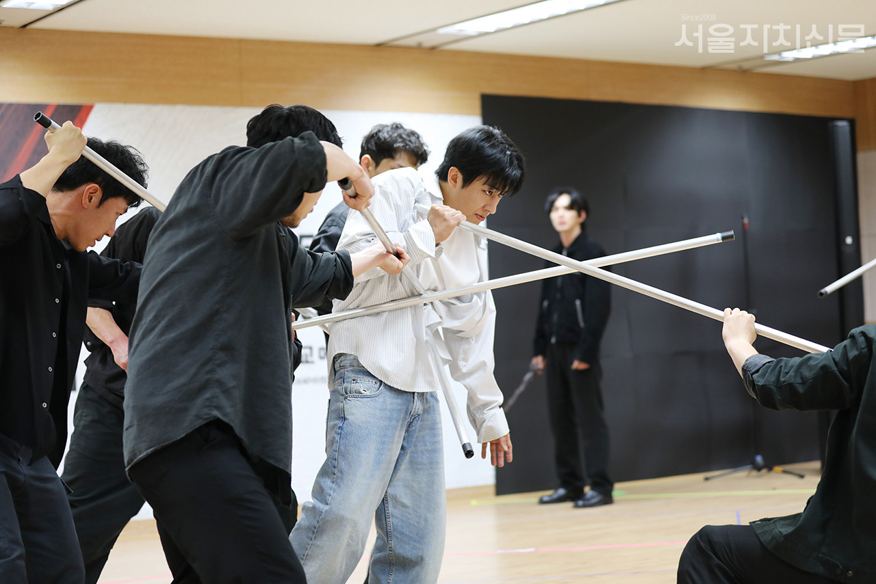 ▲ 장면을 시연 중인 배우 손호준과 코러스