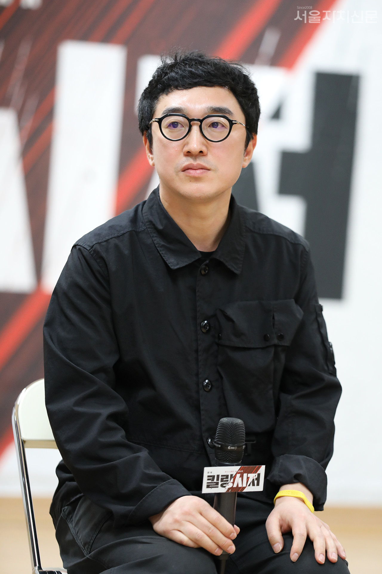 ▲ 질의응답을 진행 중인 작가 오세혁