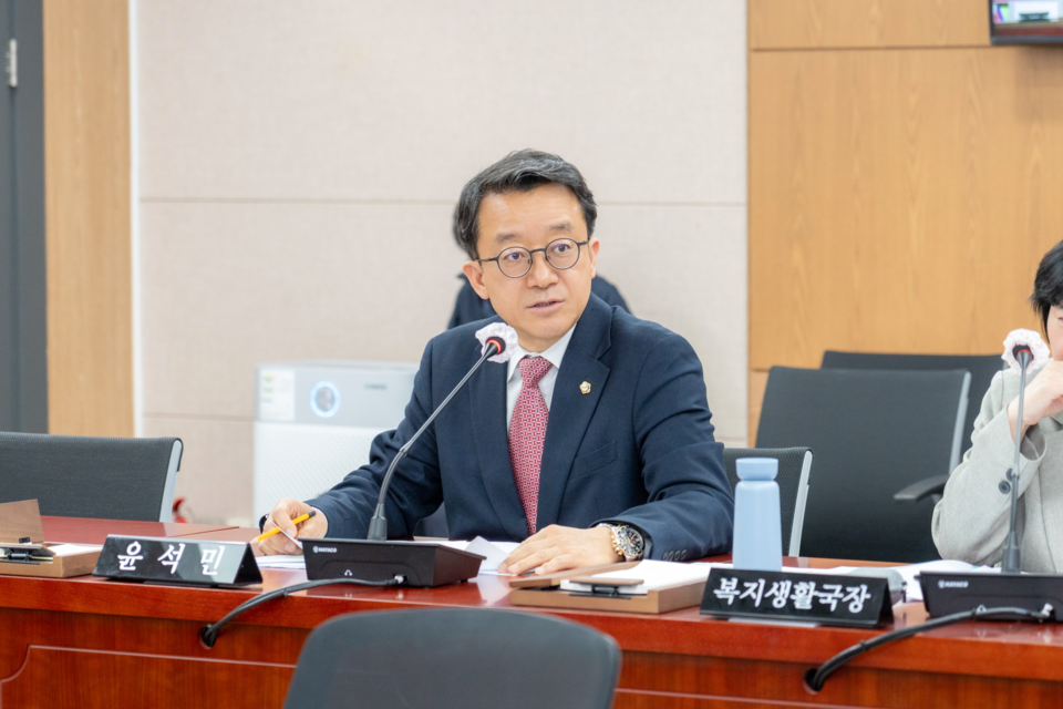 질의 응답하는 윤석민 의원