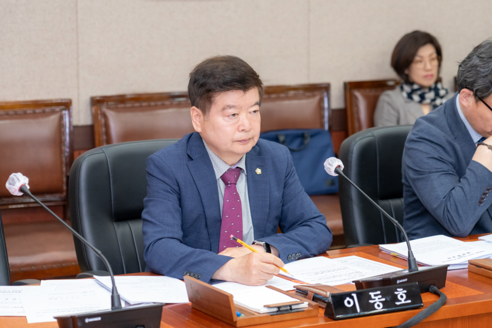 강남구의회 이동호 의원이 제326회 임시회 행정안전위원회 회의에서 조례 안건 심사에 참여하고 있다.