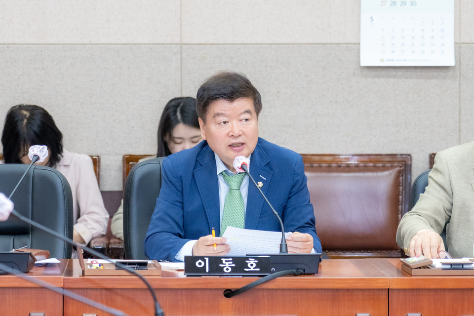 강남구의회 이동호 의원이 제326회 임시회 경제도시위원회 회의에서 조례 제정을 제안하고 있다. 