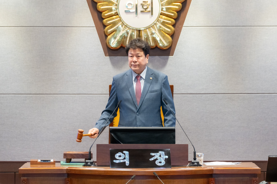 회의를 진행 중인 이호귀 의장