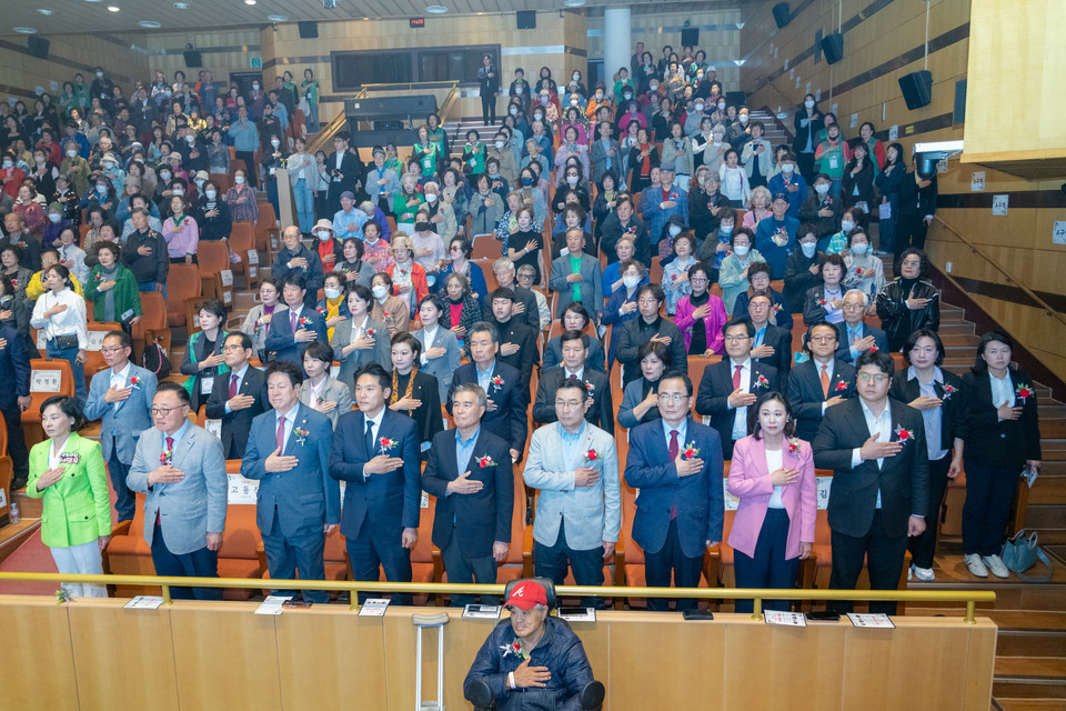 행사에 참석한 강남구의회 의원들(첫 번째 줄 좌측에서 3번째 이호귀 의장, 두 번째 줄 좌측에서 1번째 복진경 부의장, 2번째 강을석 행정안전위원장, 3번째 이도희 경제도시위원장, 4번째 김현정 복지문화위원장 )