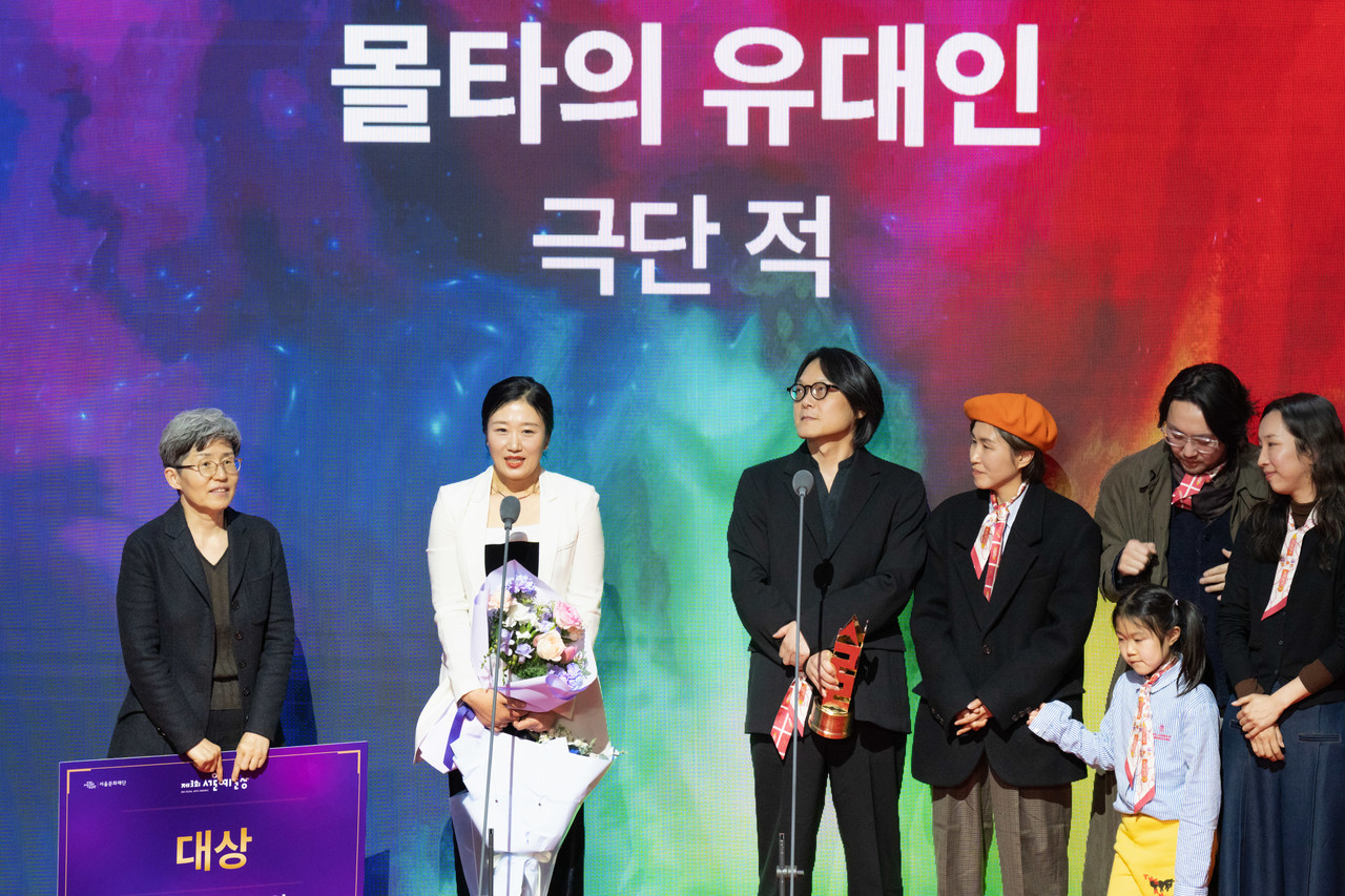 제3회 서울예술상에서 '몰타의 유대인' 대상 수상 후 소감 말하는 배우 곽지숙