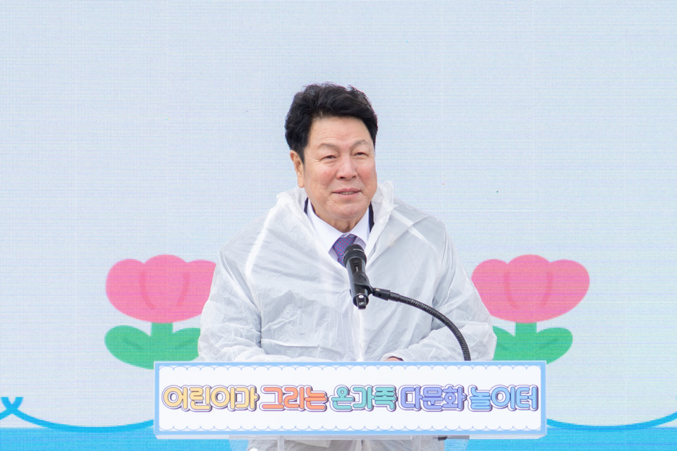 지난 10일 ‘2025 어린이가 그리는 온가족 다문화 놀이터’ 축제에서 강남구의회 이호귀 의장이 축사를 하고 있다. 