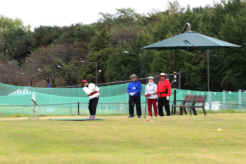 탄천파크골프장에서 경기에 참여한 구민들
