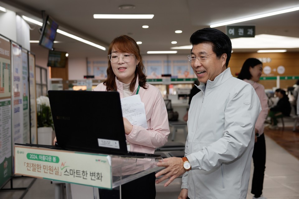 2024년 구청사 민원실을 찾은 서강석 구청장이 AI 직원 친절교육을 체험하고 직원과 소통하고 있다.