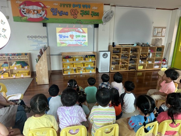 어린이들이 구강건강 인형극을 관람하고 있다.