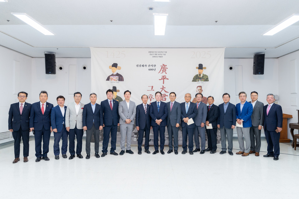 행사에 참석한 강남구의회 의원들(좌측에서 6번째 이호귀 의장, 3번째 이동호 운영위원장)