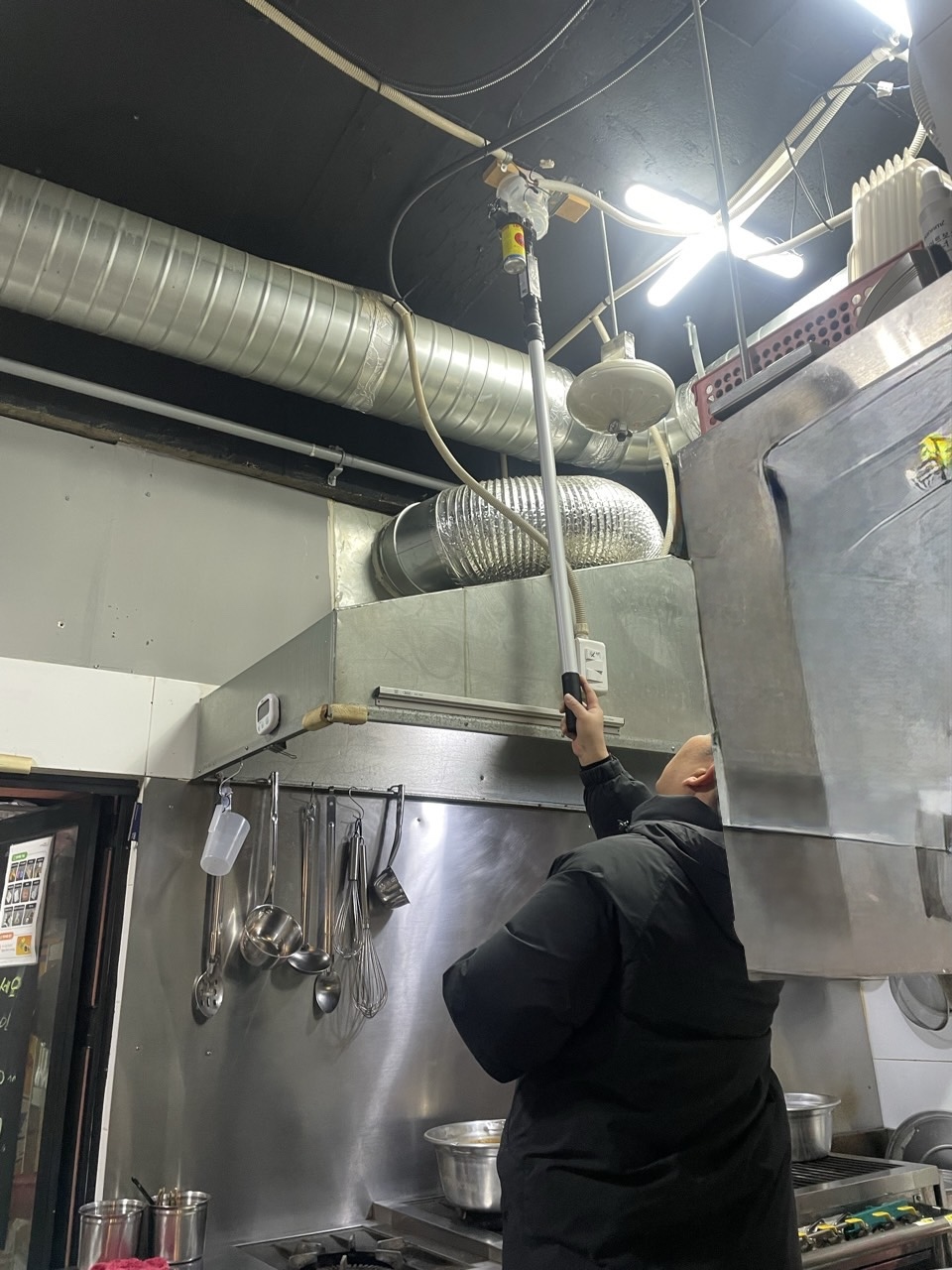 ‘가락골 골목형상점가’에 설치된 화재알림시설 점검 모습