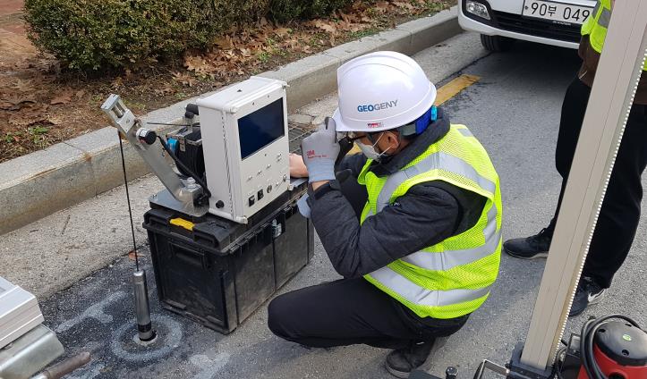 강동구는 서울시와 협업해 시도와 구도를 망라한 관내 도로 구간에 대해 긴급 지하 공동(空洞, 빈 공간) 정밀 점검을 실시하고 있다