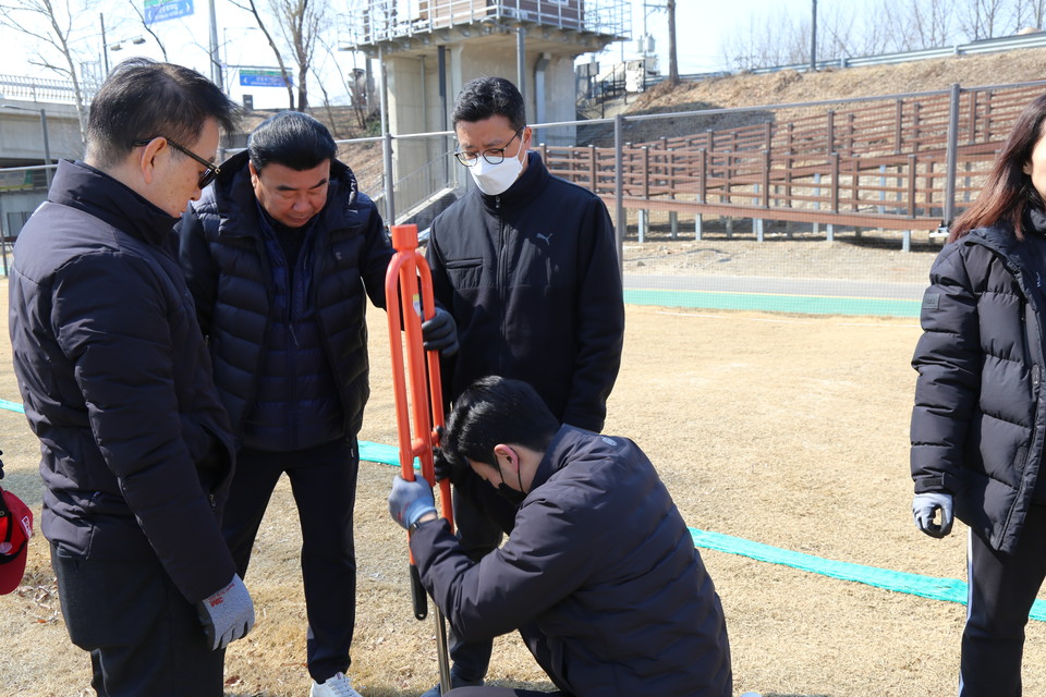 강남탄천파크골프장 지주대 교체 작업