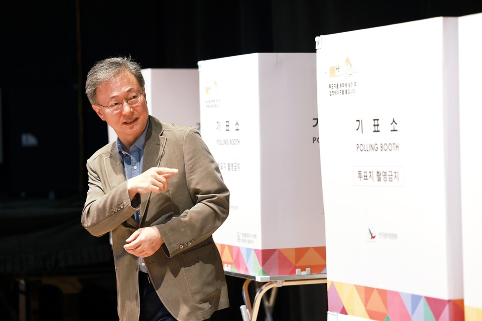 28일 장인홍 구로구청장이 구로구민회관에 설치된 사전투표소에서 기표소를 살펴보고 있다.