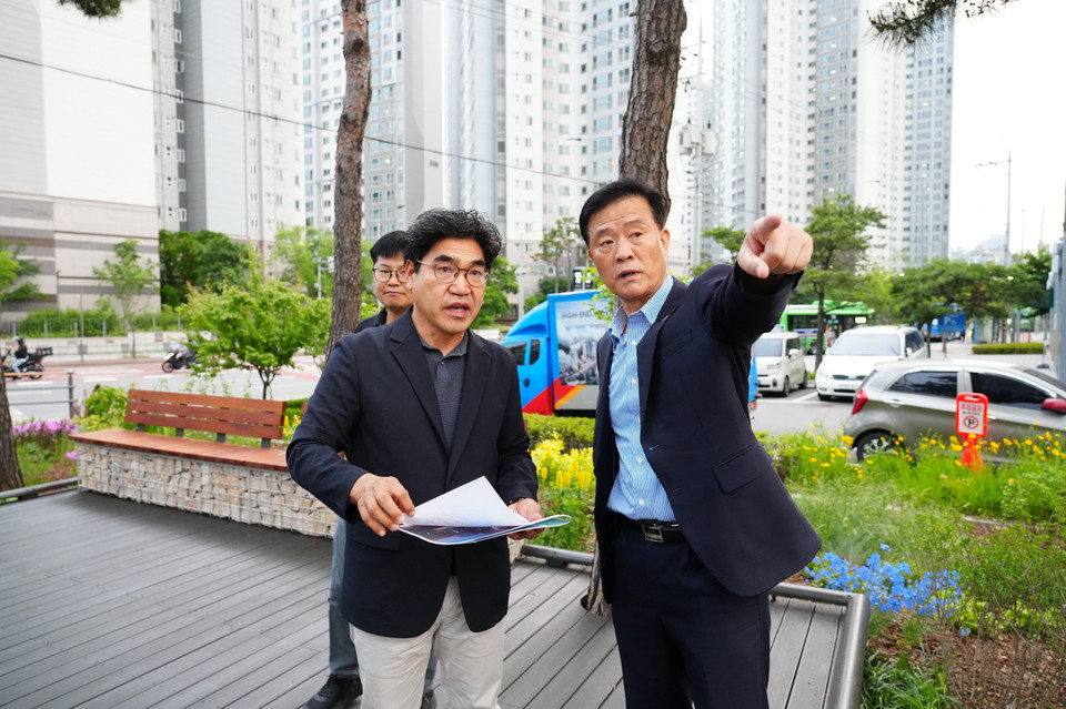 이승로 성북구청장이 도시바람길숲 조성사업 대상지를 점검하고 있다(오른쪽)