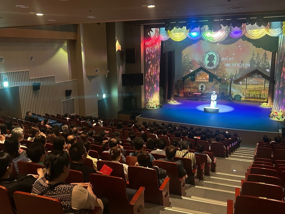 지난 23일 관내 사회복지시설 종사자들이 뮤지컬 ‘안녕? 빨간머리 앤’을 관람하고 있다.