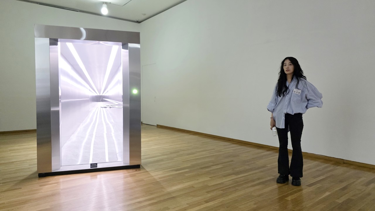 작가명 : 강나영 / 전시명 : 외출하는 날​