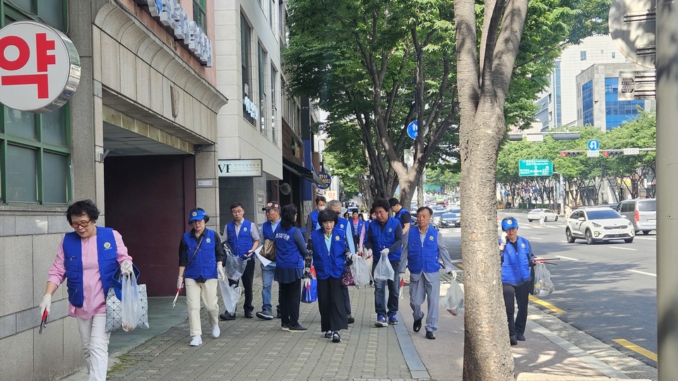 바르게살기운동강남구협의회, 환경의 날 맞아 논현2동 일대 정화활동 2