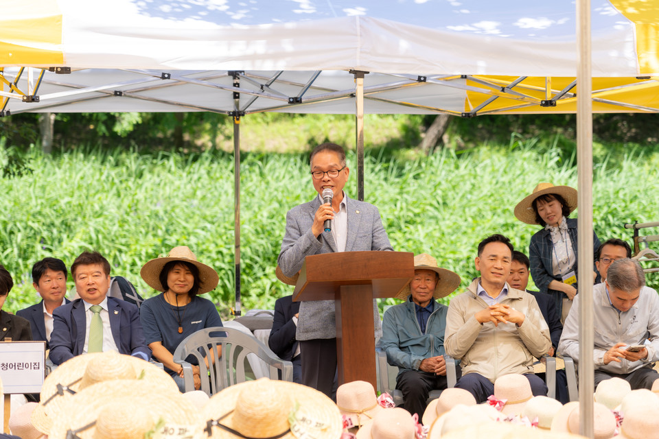 지난 4일 양재천 벼농사 학습장에서 열린 “양재천 전통 모내기 행사”에서 복진경 부의장이 축사를 하고 있다.