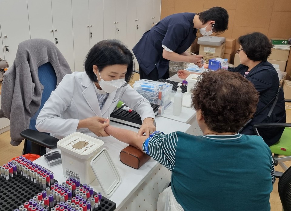 지난 5월 결핵검진을 받은 어르신일자리 참여자들의 모습