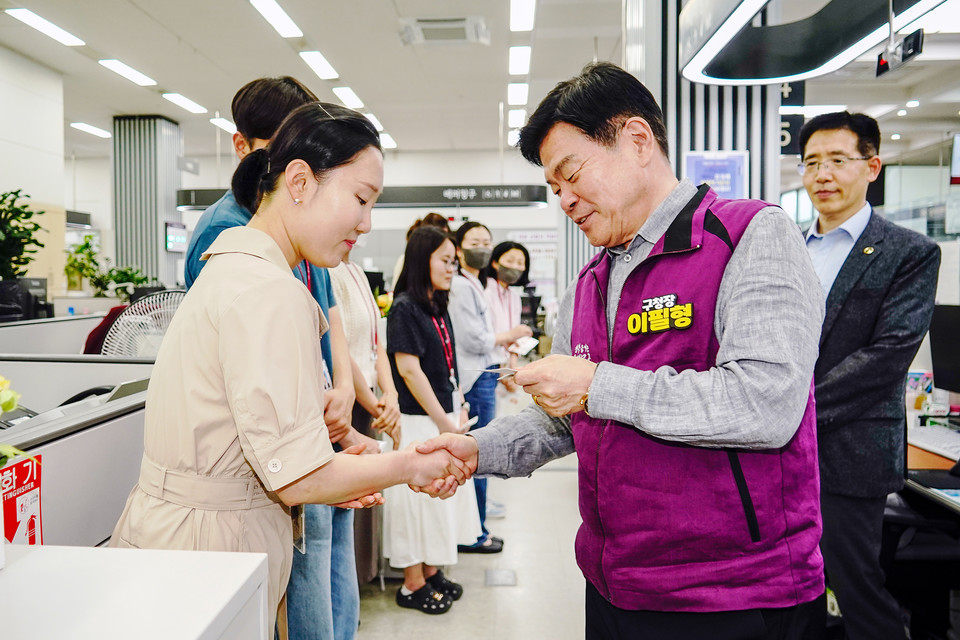 이필형 동대문구청장(사진 오른쪽)이 민원실 직원들을 격려하고 있다.