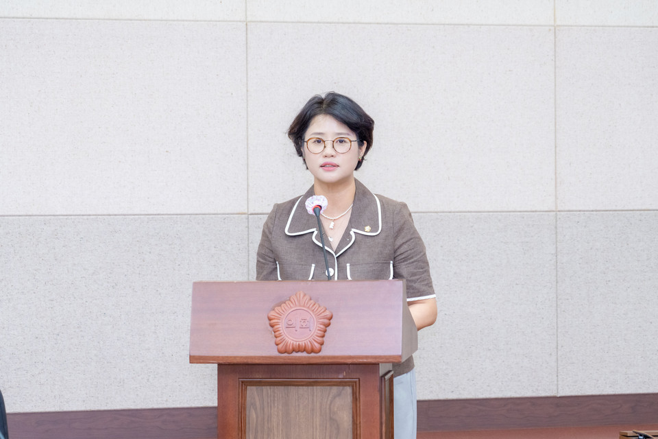 「서울특별시 강남구의회 직장 내 괴롭힘 금지 및 피해 직원 보호 지원에 관한 조례안」 에 대해 제안 설명하고 있는 김진경 의원