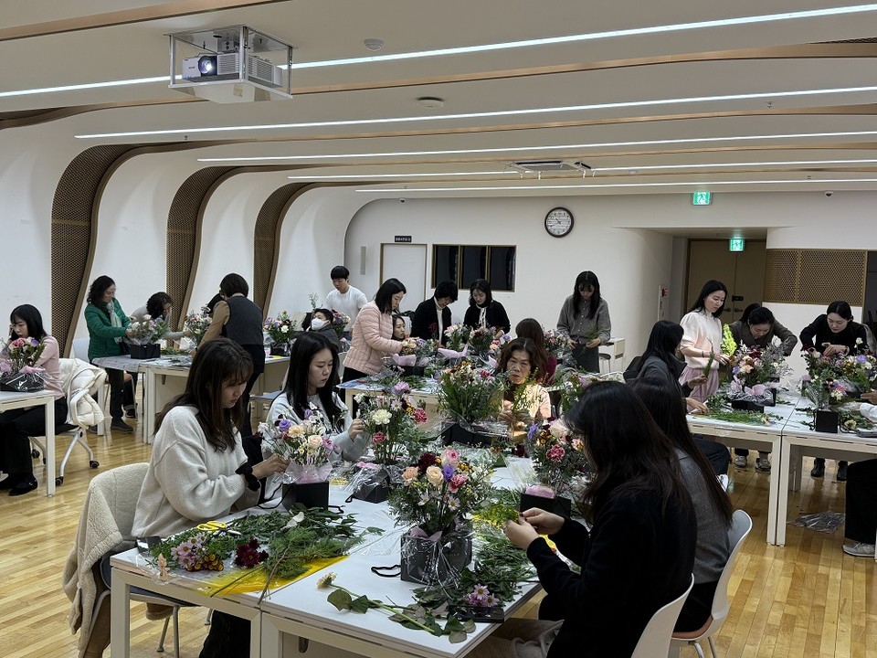 (사진) 지난해 직무 스트레스 완화를 위해 운영한 플라워테라피 교실